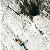 Le père Olive toujours devant la grotte rolland