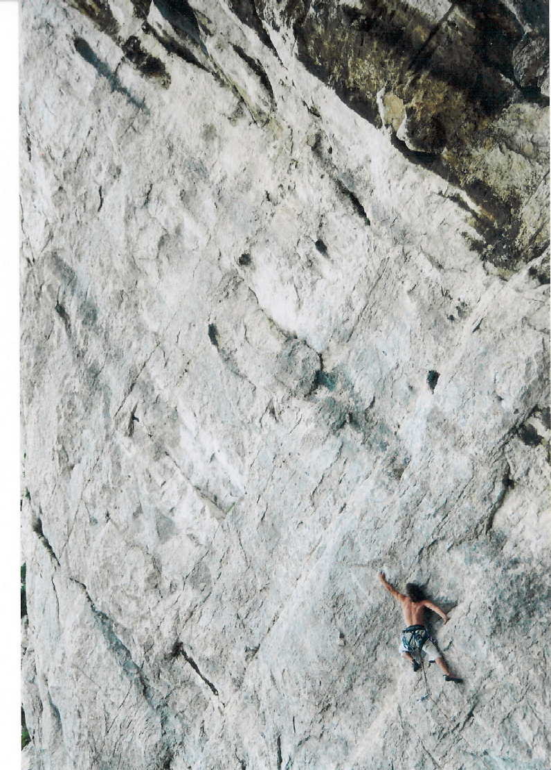 le père Olive à gauche de la grotte Rolland à Marseille