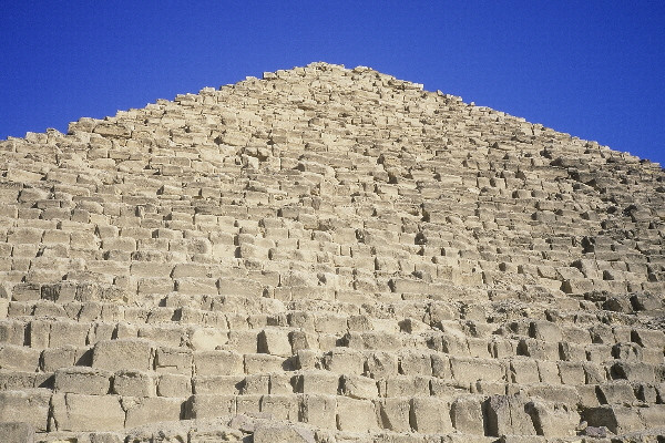 Au pied de la pyramide de Mykérinos - face W