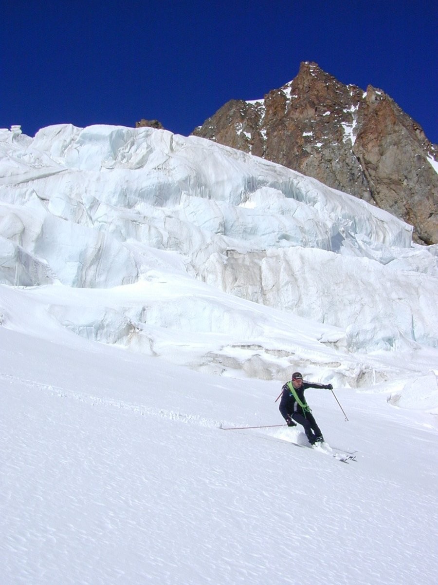 Sous les seracs du glacier de L'Homme