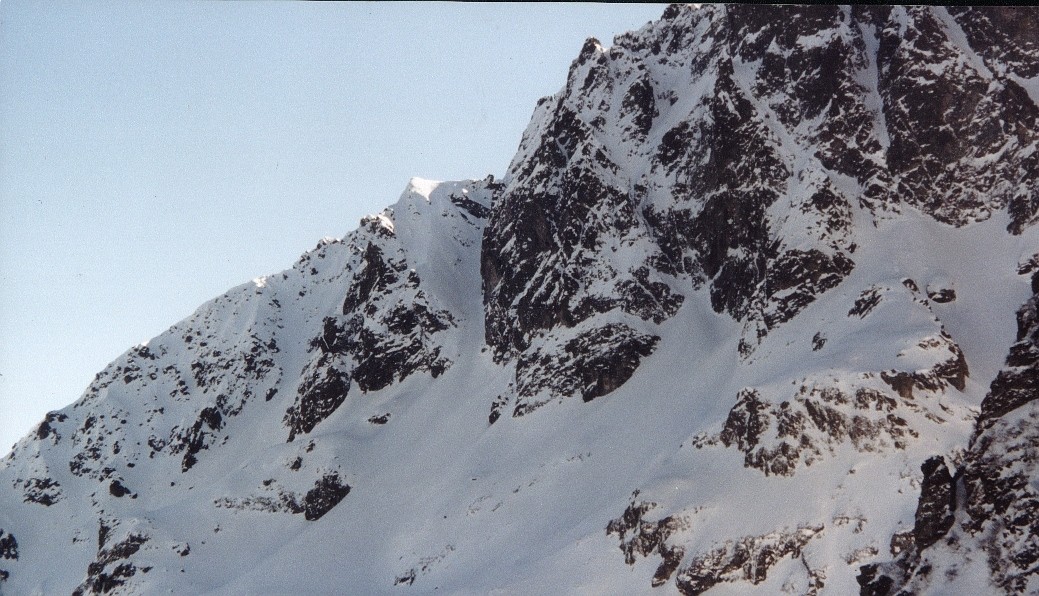 Breche N du Ferrouillet (droite) et Pointe de la Scia (gauche).