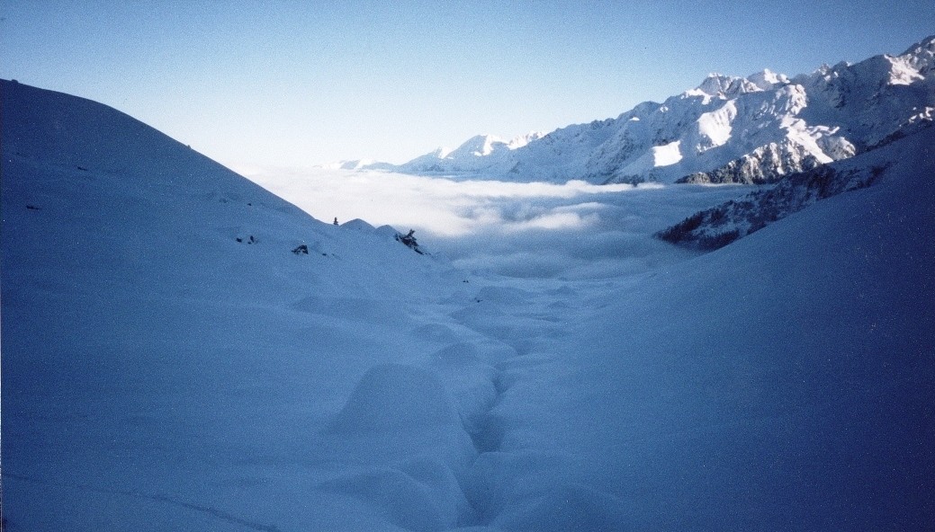 Vue en direction du Pleynet sur Belledonne pendant la montee a la Dent du Pra