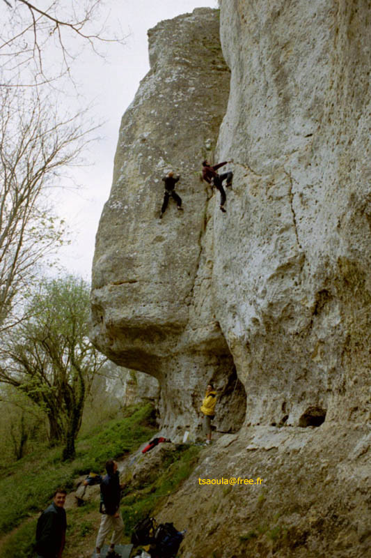 grimpeur dans un 7b à la Guignoterie