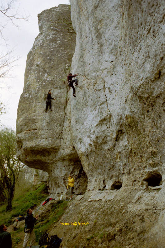 grimpeur dans un 7b à la guignoterie