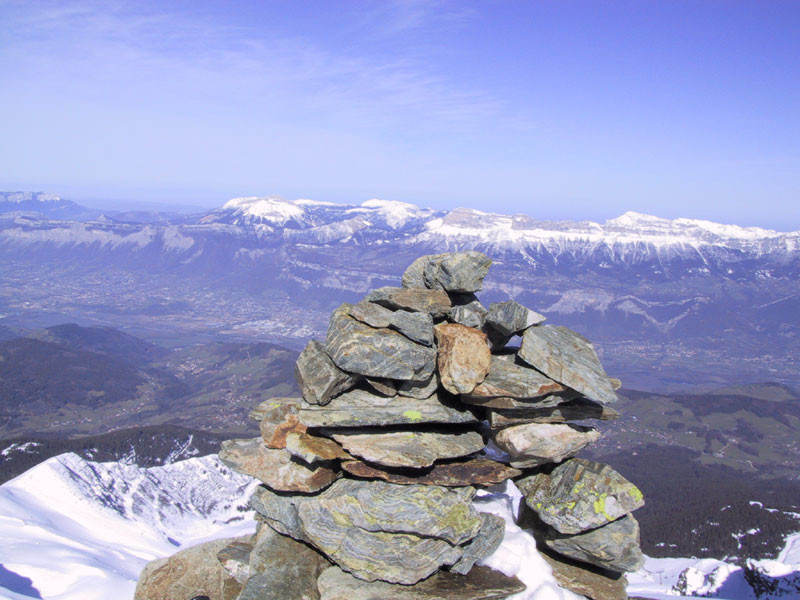 Le cairn du sommet de la Jasse, avec la vue sur la Chartreuse et le Grésivaudan