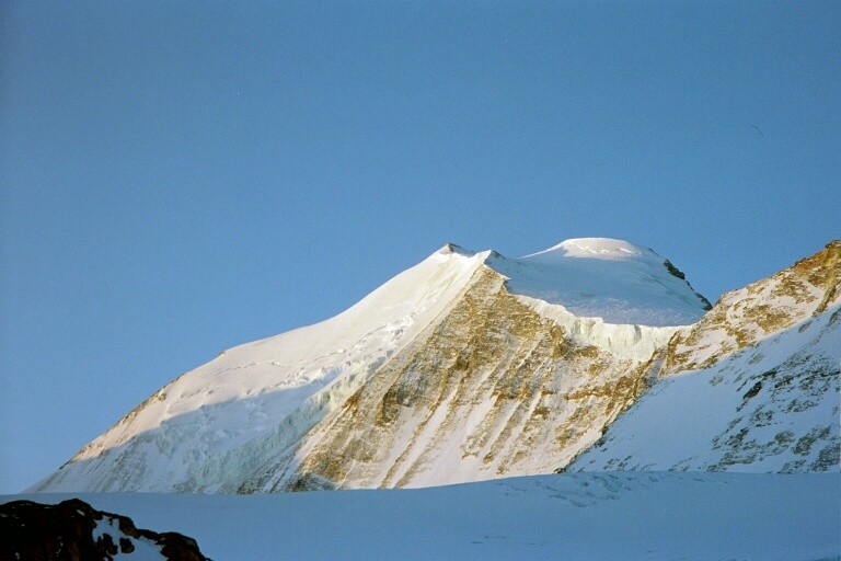 Lever de soleil sur le Bishorn en montant au Brunegghorn