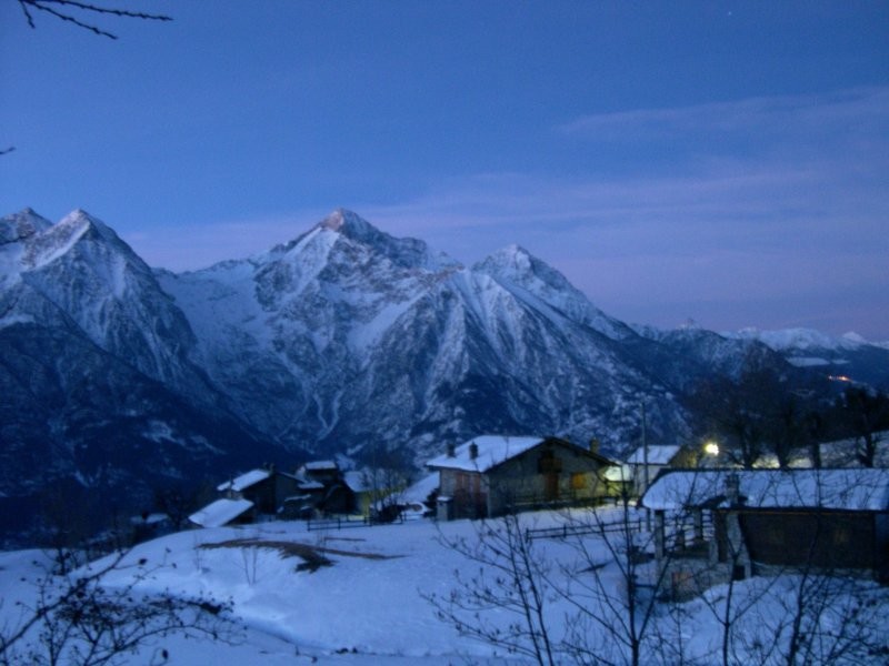 il villaggio di Fonteil con la luna piena