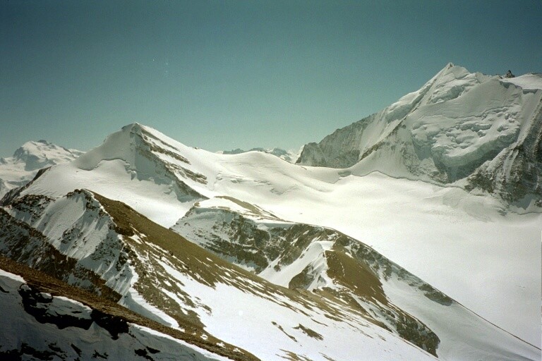 Vue sur le Brünegghorn depuis le sommet du Barrhorn