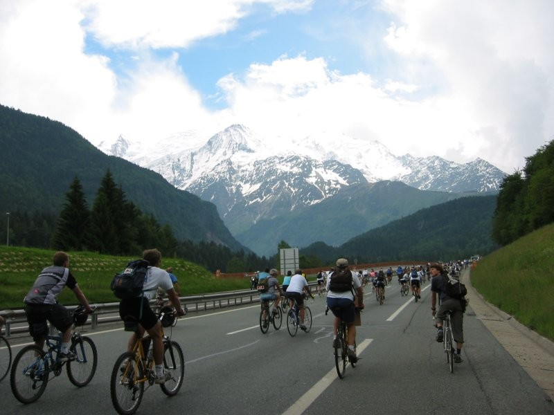 Manif à vélo au Mont Blanc: ascension vers d'autres sommets que ceux du profit !
