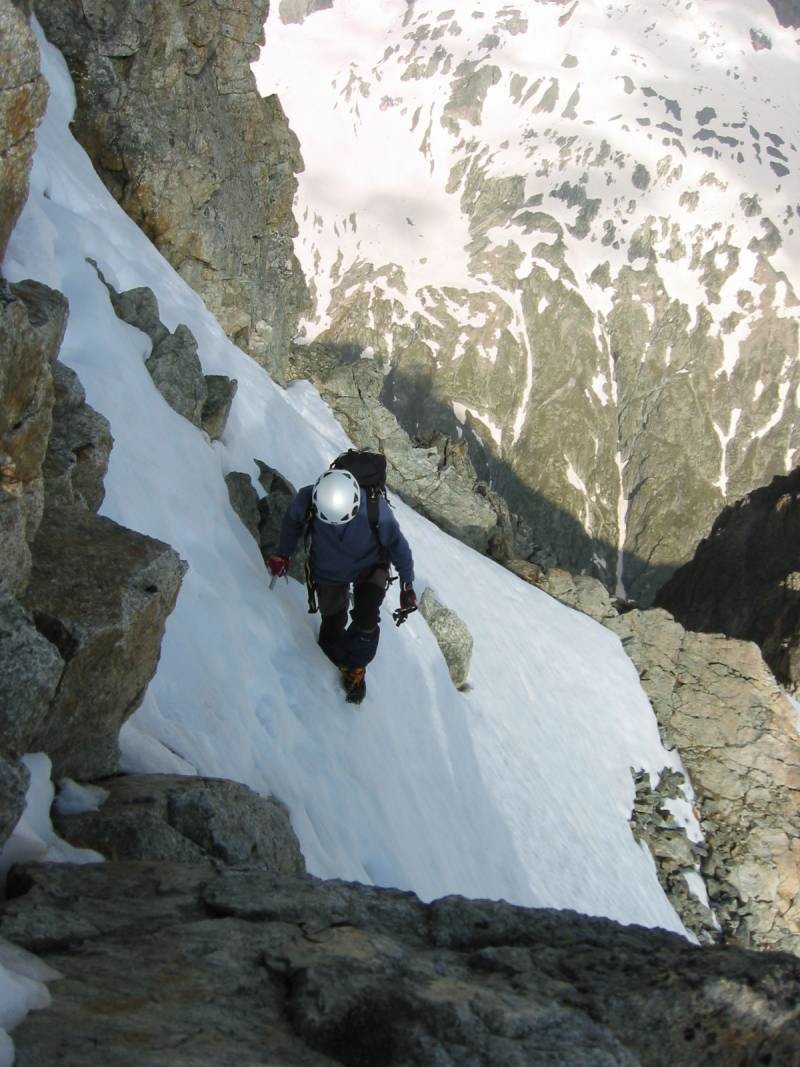 Dernière langue de neige avant l'arête NW de la tête de Lauranoure