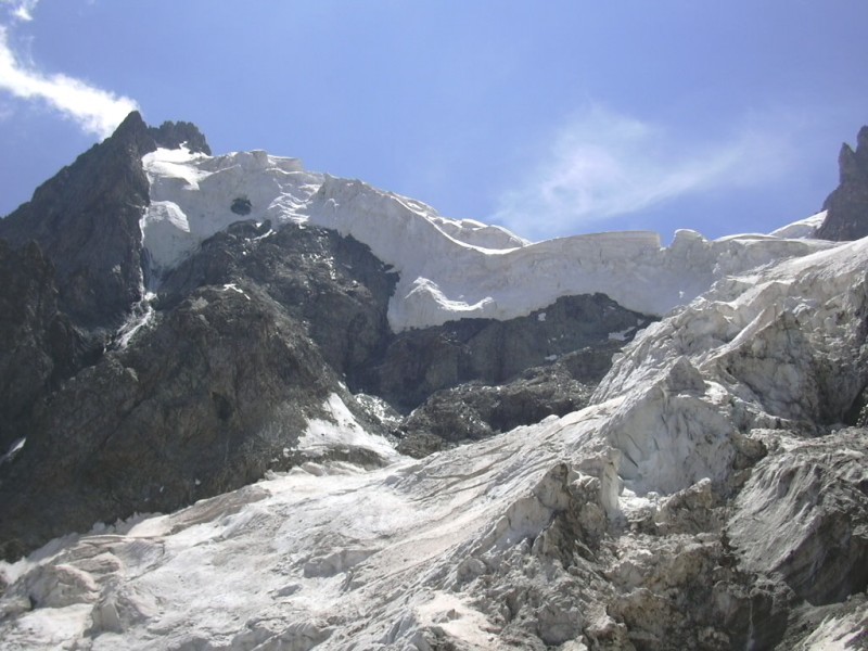Sous les séracs du glacier des Violettes