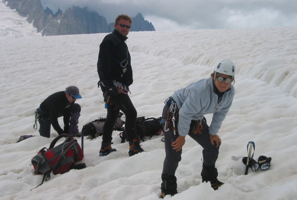 Pose des crampons sur le glacier du Géant