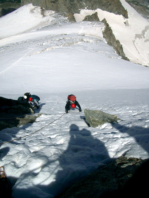 Marc monte vers la fin de la face N de la Petite Aiguille Verte