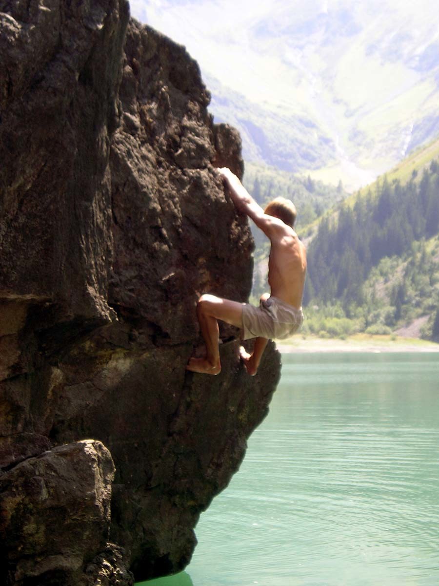 grimpe au milieu du lac du lauvittel (parc des écrins)
