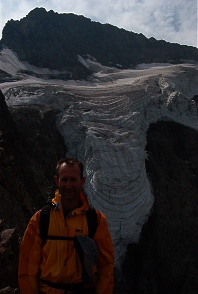 Chute du glacier de la Muzelle au dessus du lac