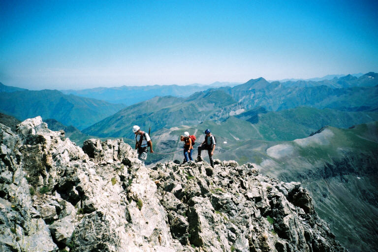 Sur les aretes de la Munia.