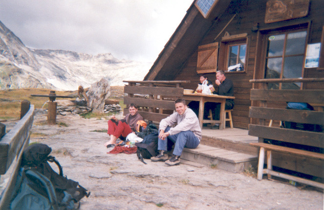 Guillaume et Matthieu devant le refuge de la Parrachée après l'escalade de la voie Patrick Jacquemot au Châtelard