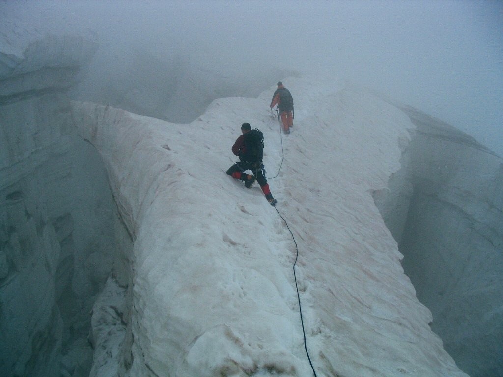 Crevasses dans le brouillard