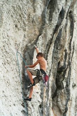 Mathieu B. dans " la saison des cendres " 7a (grotte des branches) Mathieu B. dans " la saison des cendres " 7a (grotte des branches)