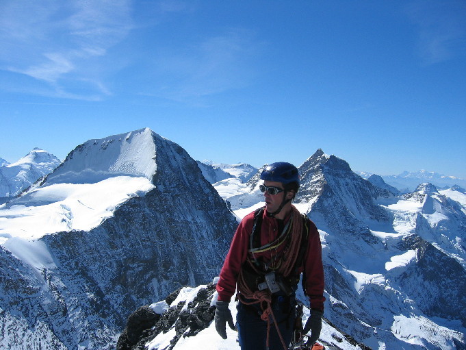 Benoît au sommet de l'Eiger à l'arrière le Monch à gauche et la Jungfrau à droite