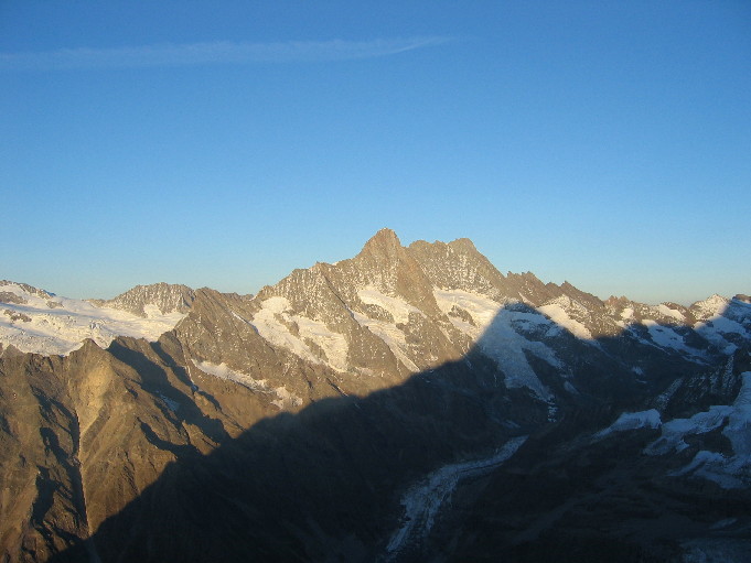 Schreckhorn-Lauteraahorn et l'ombre de la Mittellegi