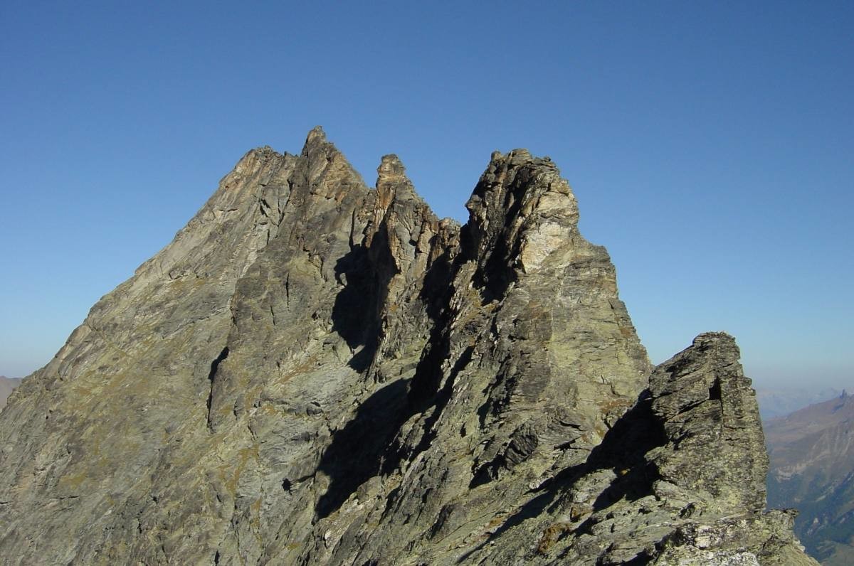 Vue générale de la petite dent de veisivi