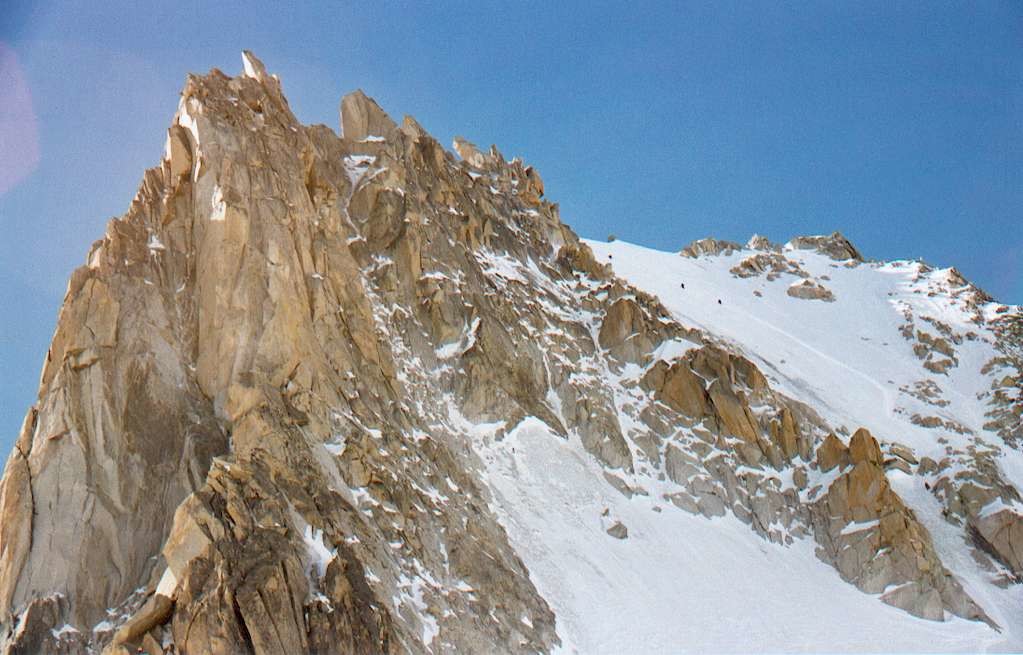 Une cordée en termine avec la Tour Ronde