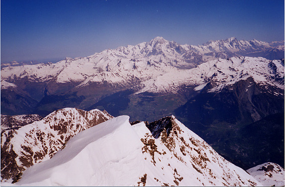 Du sommet du Mont Pourri : au fond, le Mont Blanc