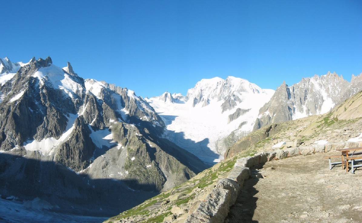 Tacul, Maudit, Mont Blanc à 8 heures depuis le refuge du Couvercle