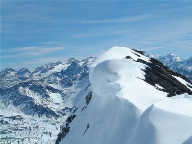 Corniche sur l'arête E de l'Aiguille du Lac Sans Fond