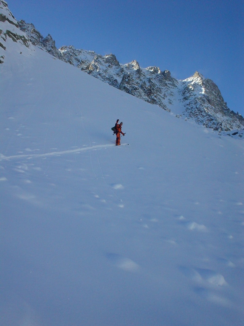 Thierry trace sous le regard de la Pointe d'Orny