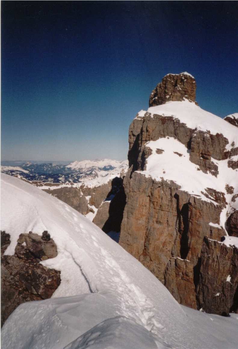 Depuis l'arete sommitale de l'aiguille grise de VARAN,vue sur l'aiguille rouge du meme nom.