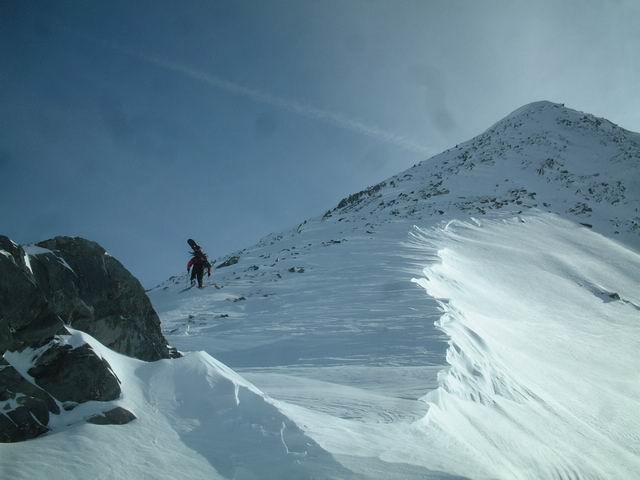 Fin de la montée par l'arête généreusement soufflée