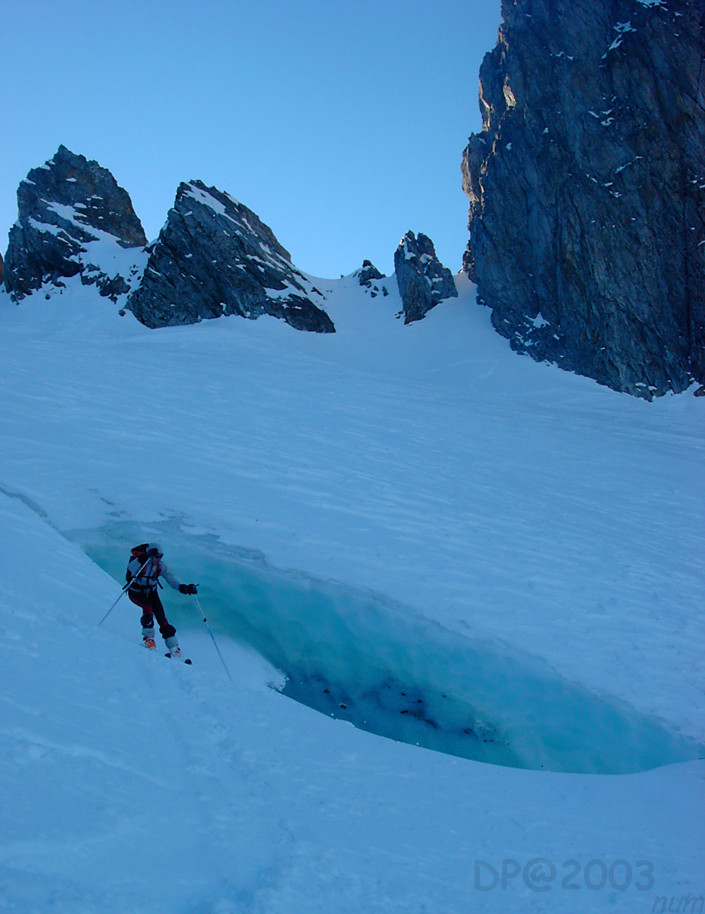 Bubu au bord du Serac du glacier de Celliers