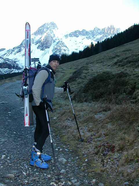 Laurent sur le chemin vers les chalets de la Balme