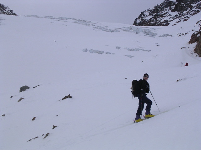 Matteo Faganello alla base del ghiacciaio Lagaun verso la Punta Saldura