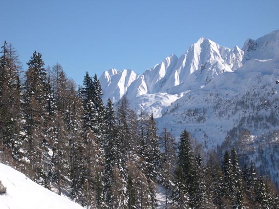 Montagne cariche di neve in Val Bedretto
