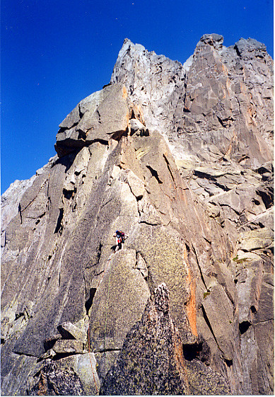 Arête des Papillons et derrière, l'Aiguille du Peigne