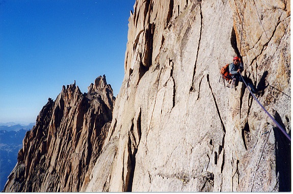Descente du Grépon ; au fond les Grands-Charmoz