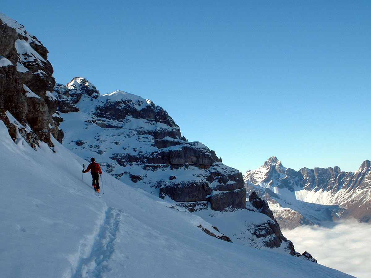 ZH à la trace sur la vire, sur la droite l'alpage de Doran et la Pointe Percée