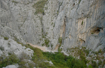 Paklenica : Le secteur école à l'entrée des gorges vu de haut Paklenica : Le secteur école à l'entrée des gorges vu de haut