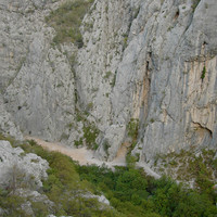 Paklenica : Le secteur école à l'entrée des gorges vu de haut