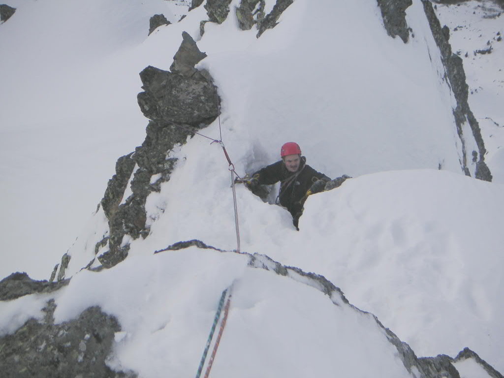 Pierric débouche sur l'arête.