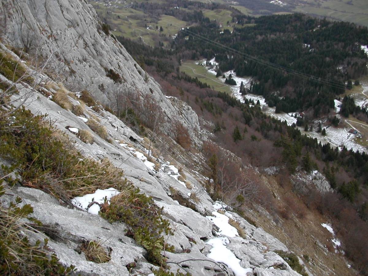 vue sur Entrevernes et la route du col de la Frasse