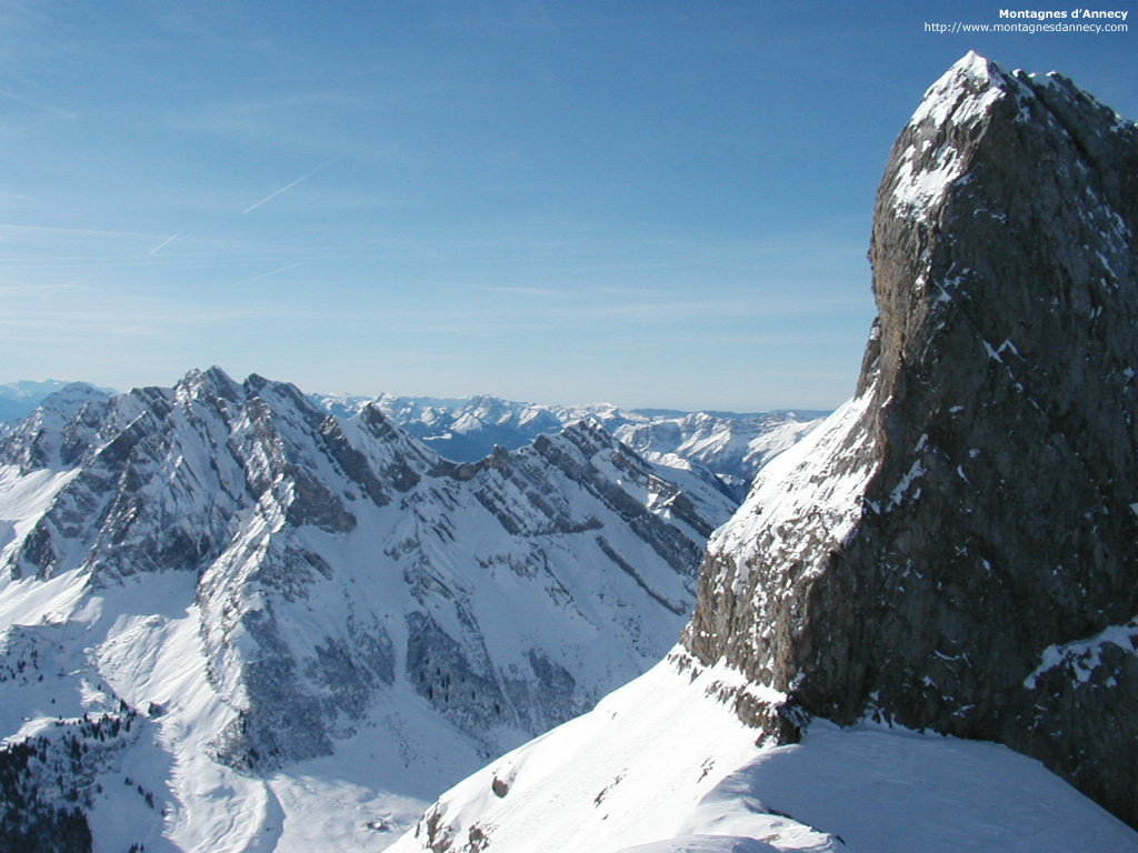 Le massif de l'Etale et l'Aiguille de Borderan depuis la Porte des Aravis