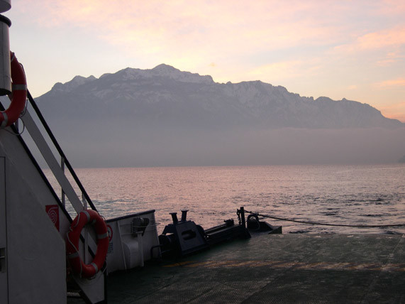 Sul battello tra Menaggio e Varenna , sullo sfondo la Grigna.