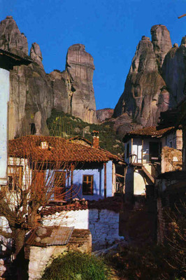 Le village de Kastraki au pied des Météores Le village de Kastraki au pied des Météores