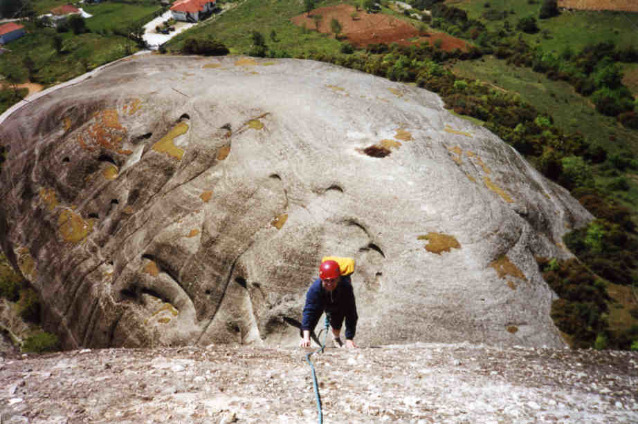 Christine sur le pilier de la pluie à Doupiani