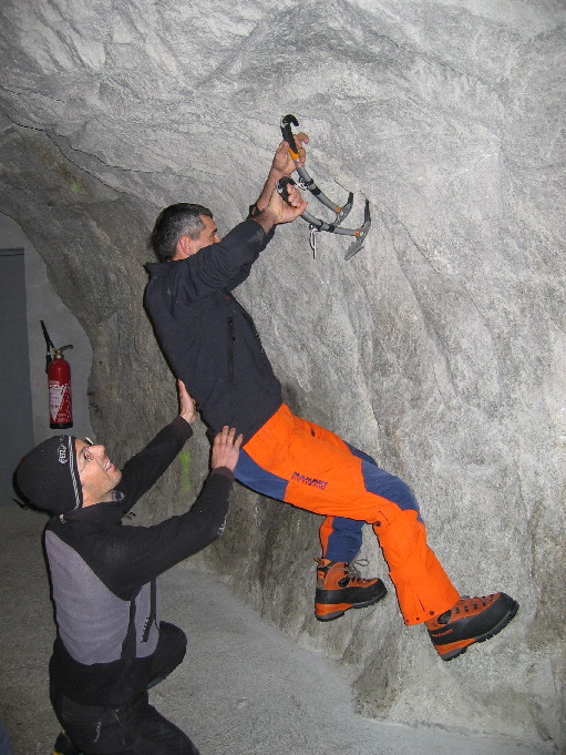 Bruno tjrs à l'aiguille!