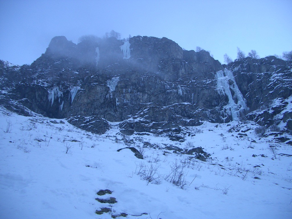 F.M.R à droite, parmis les cascades de Champhorent